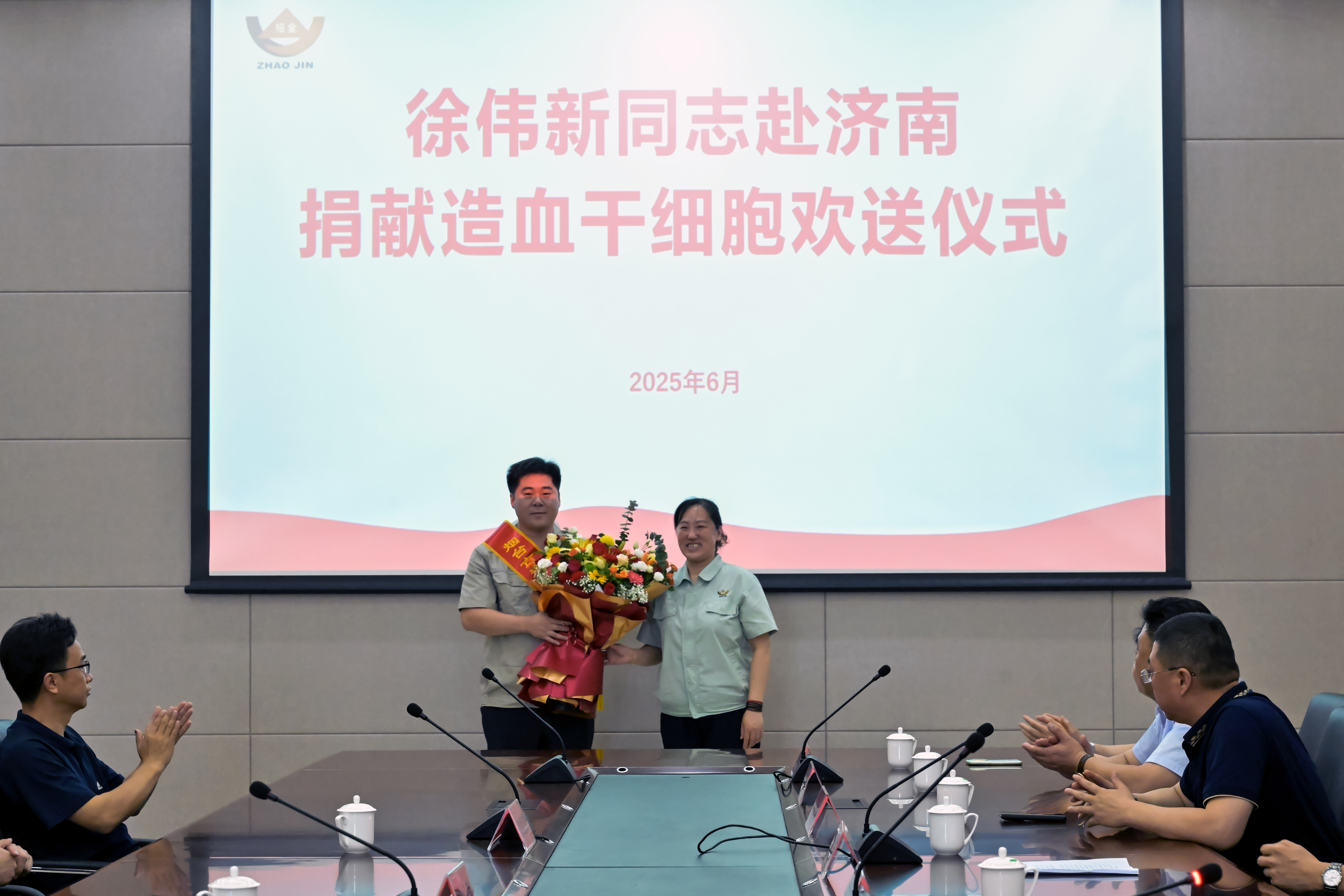 徐伟新赴济南娜砧造血干细胞欢送仪式献花.jpg